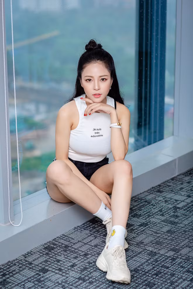 Với những hình ảnh mới nhất cùng lời chia sẻ cảm xúc của Trâm Anh ngay lập tức bị "lọt vào vòng vây" của cư dân mạng và nhận ngay những câu bình luận khá "gắt" từ CĐM. Đa số ý kiến bình luận đều nhắm thẳng vào những ồn ào trước đó, và cho rằng, Trâm Anh lại tiếp tục dùng chiêu trò để nổi tiếng.