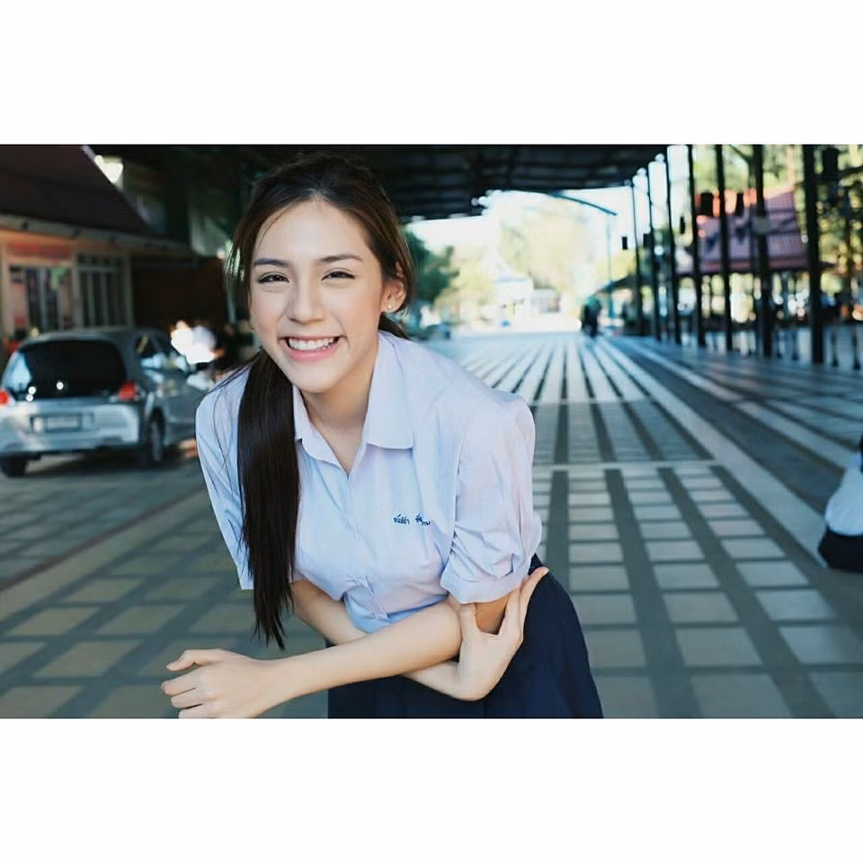 Nụ cười tươi tắn của Tan Thanatcha khiến không ít trái tim của các dân mạng phải "tan chảy".