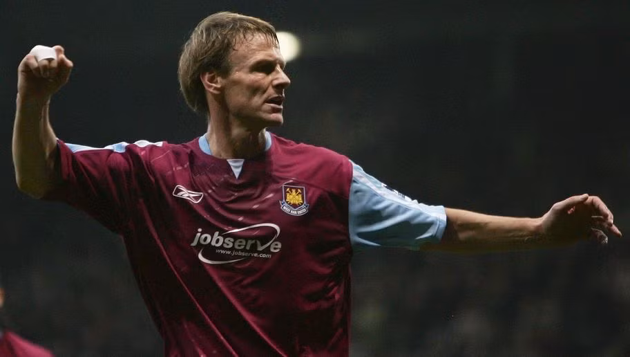 Teddy Sheringham là một tượng đài trong các tượng đài, sau thời kì thành công tại Man United, lão tướng này đã về khoác áo CLB West Ham và ở đâu, cựu tiền đạo này đã giã từ sân cỏ ở tuổi 40 và 272 ngày.