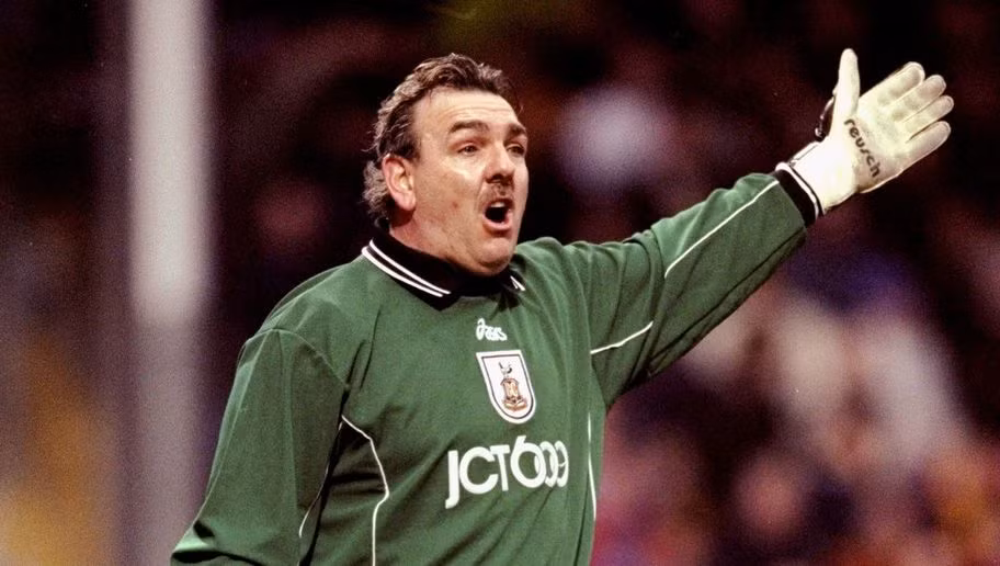 Neville Southall: 41 tuổi 178 ngày.