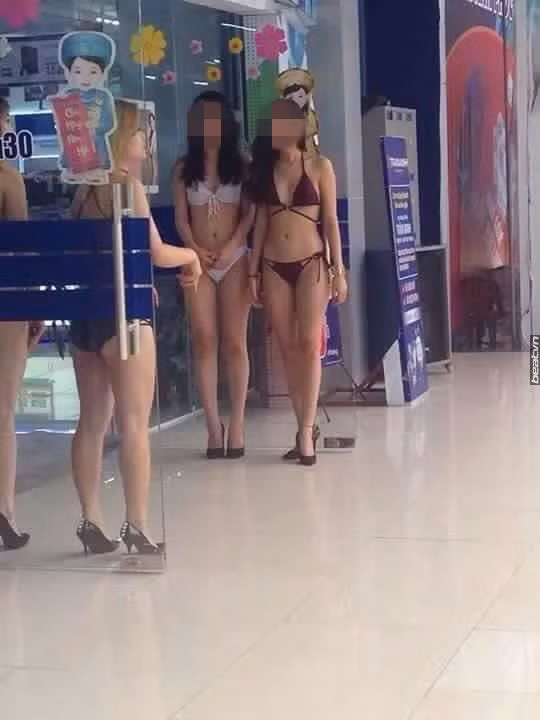 Cụ thể, thành viên Hoang Hai An chia sẻ rằng: "Tôi chẳng hiểu quản lý siêu thị điện máy này nghĩ gì khi sử dụng những cô gái ăn mặc phản cảm này để tiếp thị. Chắc hẳn đã quên những vụ bị xử lý hành chính của các cửa hàng khi dùng người mẫu bikini quảng cáo".