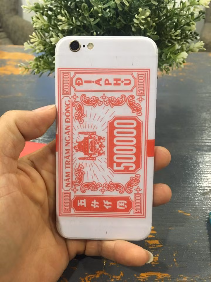 Cụ thể, cửa hàng dán điện thoại trên đã cho ra mắt những mẫu ốp lưng cho cả điện thoại lẫn laptop mới mang phong cách của tháng cô hồn như tiền vàng âm phủ, đó là những thứ mà nhiều người cho rằng chỉ có người âm hay được người thân đốt.