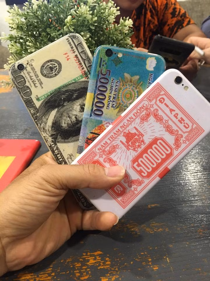 Bộ sưu tầm ốp điện thoại trong tháng cô hồn khiến ai cũng phải bất ngờ.