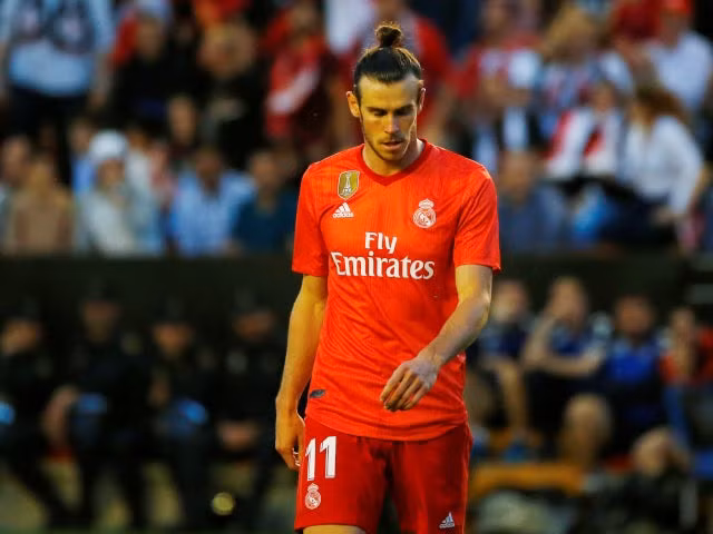 Cụ thể theo The Sun, Gareth Bale sẽ bị "đóng băng" toàn bộ các hoạt động cùng đội một kể từ sau khi mùa giải năm nay kết thúc. Thay vào đó ngôi sao người Xứ Wales sẽ hoạt động theo lịch trình của đội U23.