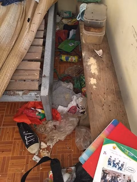 Dưới gầm giường cũng có ti tỉ thứ rác khác, chỉ nhìn thôi đã thấy đau đầu rồi. Chẳng hiểu sao con gái thuê nhà mà khiến căn phòng ra nông nỗi này được.