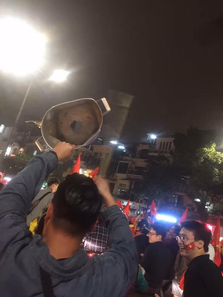 Miễn là phát ra được tiếng động thì bất cứ vật dụng gì cũng được các CĐV bóng đá mang ra đường để cổ vũ.
