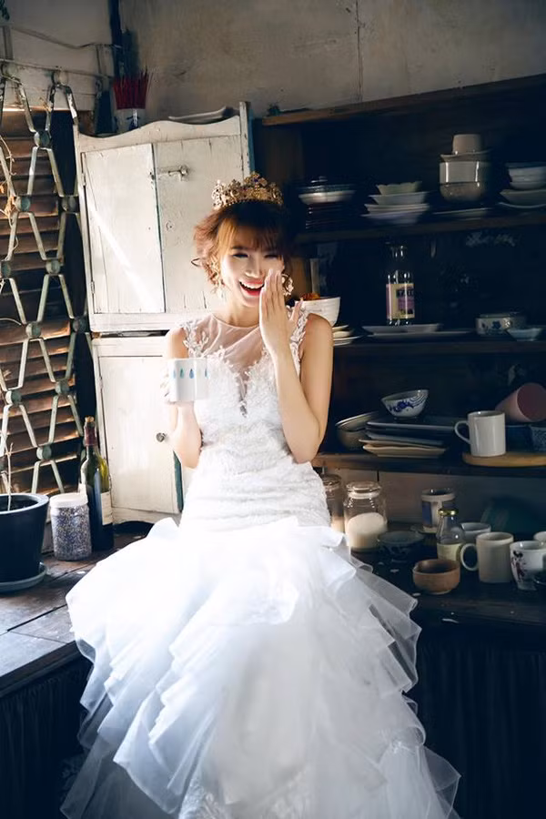 Nụ cười tươi cùng đôi mắt có hồn khiến Thu Hiền luôn rạng ngời trong từng bức ảnh của mình.