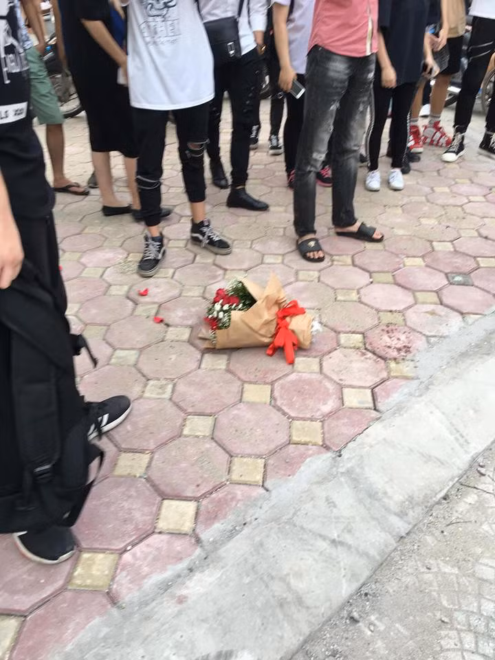 Theo nhiều người đồn đoán anh chàng đang đi tỏ tình hoặc xin lỗi bạn gái nên mới quỳ "bất chấp" dưới cái nóng kinh hoàng của Hà Nội trong những ngày qua.