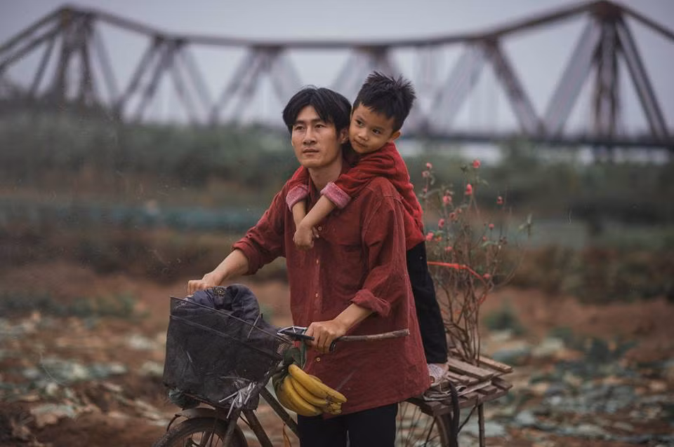 Bối cảnh của bộ ảnh được lấy ở một khu chợ dưới chân cầu Long Biên ở Hà Nội, nơi có nhiều mảnh đời còn thiếu thốn về vật chất trong những ngày Tết.