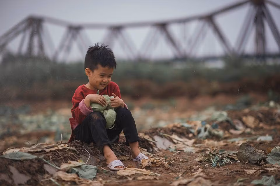 Niềm vui nhỏ nhặt của cậu bé đó là đi nhặt nhạnh những thứ còn sót lại để có bữa ăn trong ngày Tết.