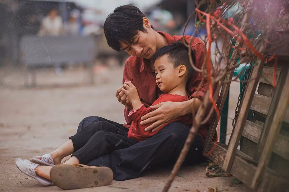 Nhân vật chính trong bộ ảnh "ngày Tết" của nhiếp ảnh gia Quang James đó là bé Lê Nguyễn Bảo Khang và nhiếp ảnh gia quên mặt Thích Việt Hoàng vào vai "ông bố".