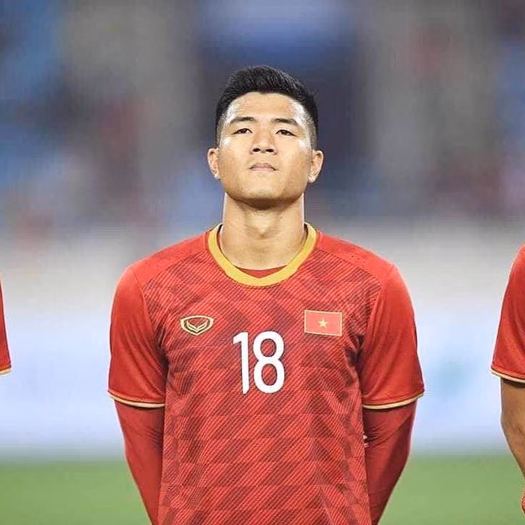 Trong khi đó người chơi cao nhất trên hàng công không ai phù hợp hơn Đức Chinh lúc này. Đức Chinh rất mạnh khi chơi phản công và có thể định hướng phòng ngự cho cả đội khi không có bóng. Điều cầu thủ SHB Đà Nẵngcần cải thiện là khâu dứt điểm để chắt chiu những cơ hội của đội nhà.