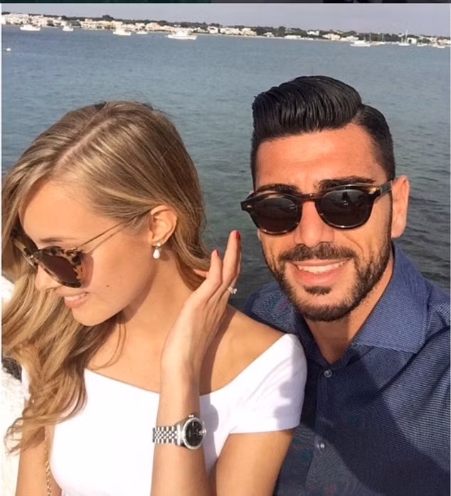 Viktoria Varga, người yêu của tuyển thủ Italy - Pelle là người đặt chân khá sớm tới Pháp. Người đẹp này tận dụng việc sang đất nước hình chiếc ủng để có kỳ nghỉ tại bãi biển.