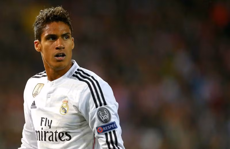 MU từng đưa Raphael Varane và Marco Verratti vào tầm ngắm. Đó cũng là mùa giải cuối cùng mà Jose Mourinho còn tại vị ở Old Trafford. Đây là hai gương mặt mà Phó chủ tịch Ed Woodward mong muốn chiêu mộ cho Quỷ đỏ. Tuy nhiên, sự thật thì luôn phũ phàng, chẳng có cái tên nào cập bến MU và thay vào đó, Mourinho có được Fred, Diogo Dalot và Lee Grant trong nhiệm kỳ cuối của mình.