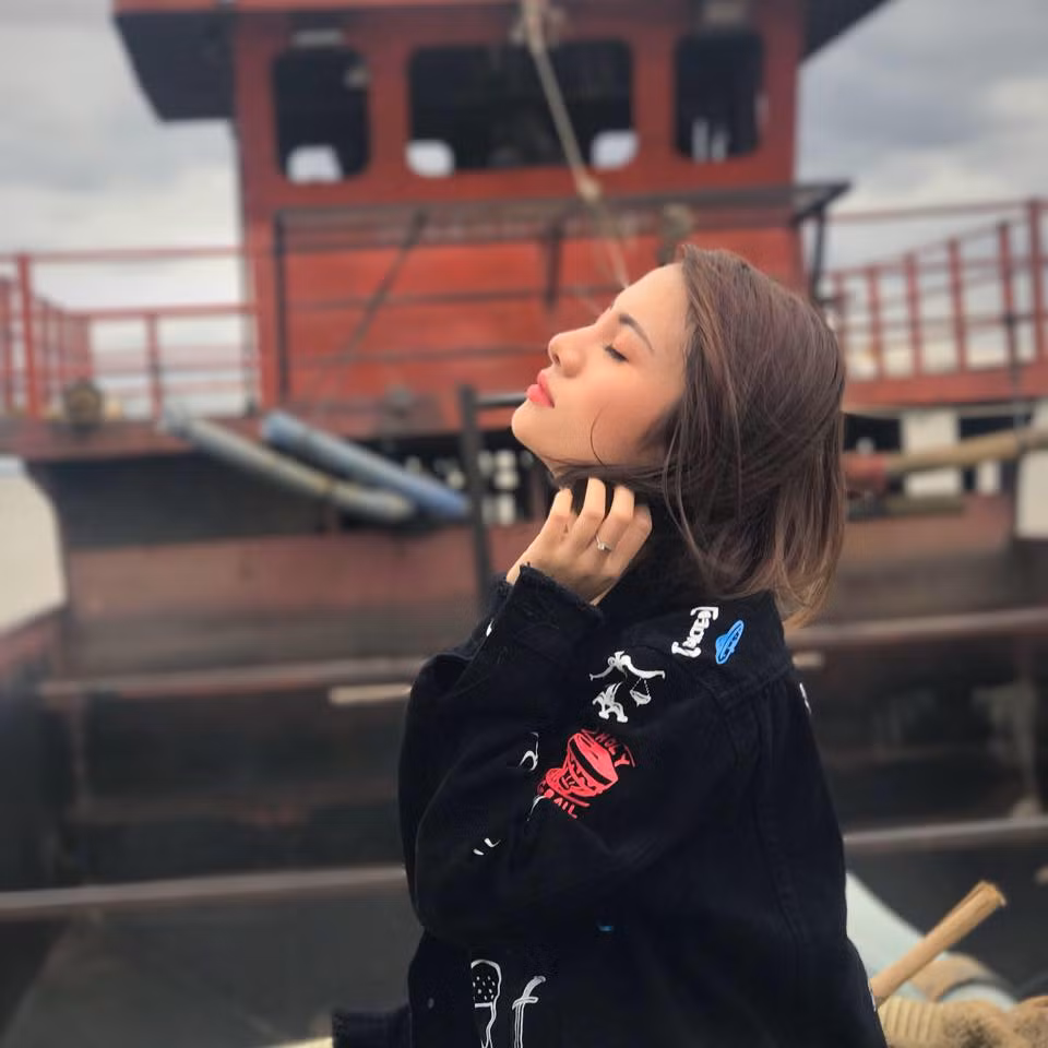 Sở hữu gương mặt đẹp với góc nghiêng thần thánh tô điểm các đường nét tinh tế như làn da trắng, sống mũi cao và đặc biệt là đôi mắt to, nữ CĐV Myanmar nhanh chóng chiếm được cảm tình của nhiều người.