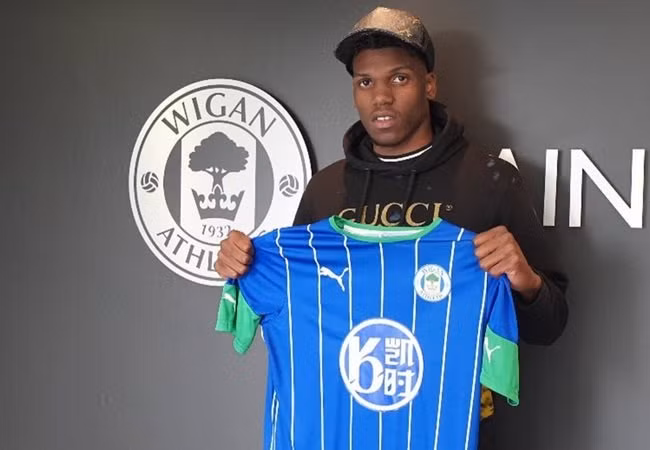 Trên trang chủ của mình, Chelsea chính thức ra thông báo để Dujon Sterling chuyển đến Wigan theo dạng cho mượn. Đây cũng là đội bóng Championship thứ hai hậu vệ phải 19 tuổi đầu quân sau Coventry City - nơi anh đã ra sân tới 40 trận ở mùa vừa qua.
