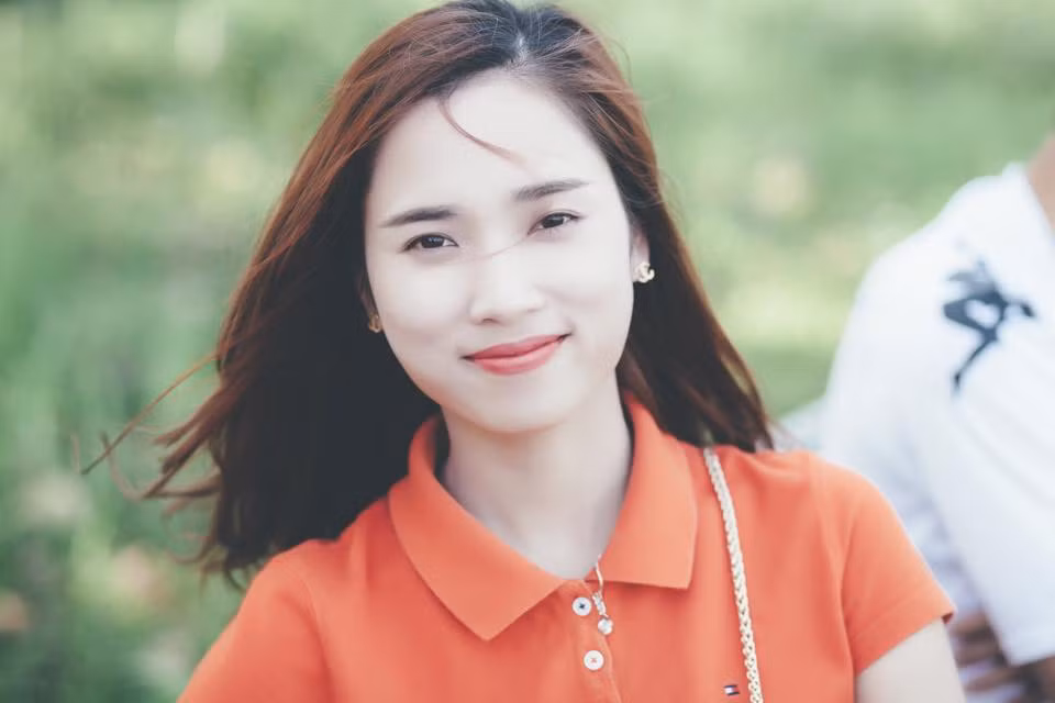  Bóng hồng hội CĐV Contras Hà Nội có tên Quán Minh Tâm hay còn được biết đến nickname khá dễ thương là Nhặng Nhí Nhố. Minh Tâm sinh năm 1991 và là cựu sinh viên Khoa Quản trị kinh doanh của trường Đại học Thương mại Hà Nội.