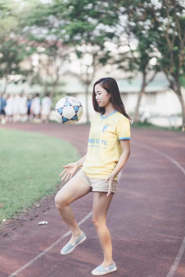 "Còn V.League 2014, mình bắt đầu bén duyên với CLB T&amp;T Hà Nội. Cơ duyên này đến từ việc mình chơi với cầu thủ Hector. Dường như tuần nào mình cũng đến sân. Xem một trận đấu trên sân mang lại cho mình một cảm giác rất thoải mái. Nó xóa tan mọi mệt mỏi và phiền muộn".