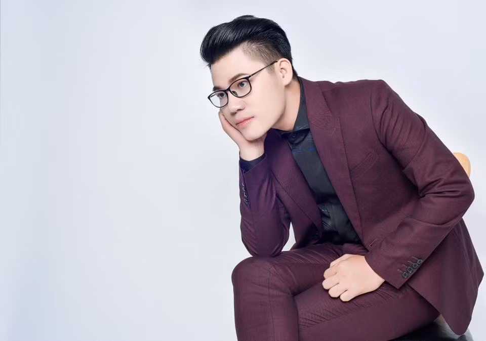 Nguyễn Duy Cường sinh ra trong một gia đình có hoàn cảnh vô cùng khó khăn ở Nghệ An. Hiện anh chàng này là giảng viên trường ĐH Khoa học xã hội và Nhân văn trong học hàm tiến sĩ Triết học, chuyên ngành Mỹ học.