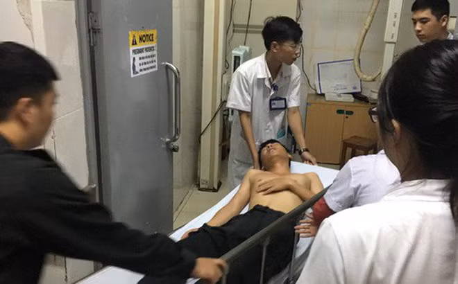 Nhóm đông CĐV Nam Định lao vào kháng cự lực lượng khiến 1 chiến sĩ CSCĐ phải nhập viện trong tình trạng khó thở.