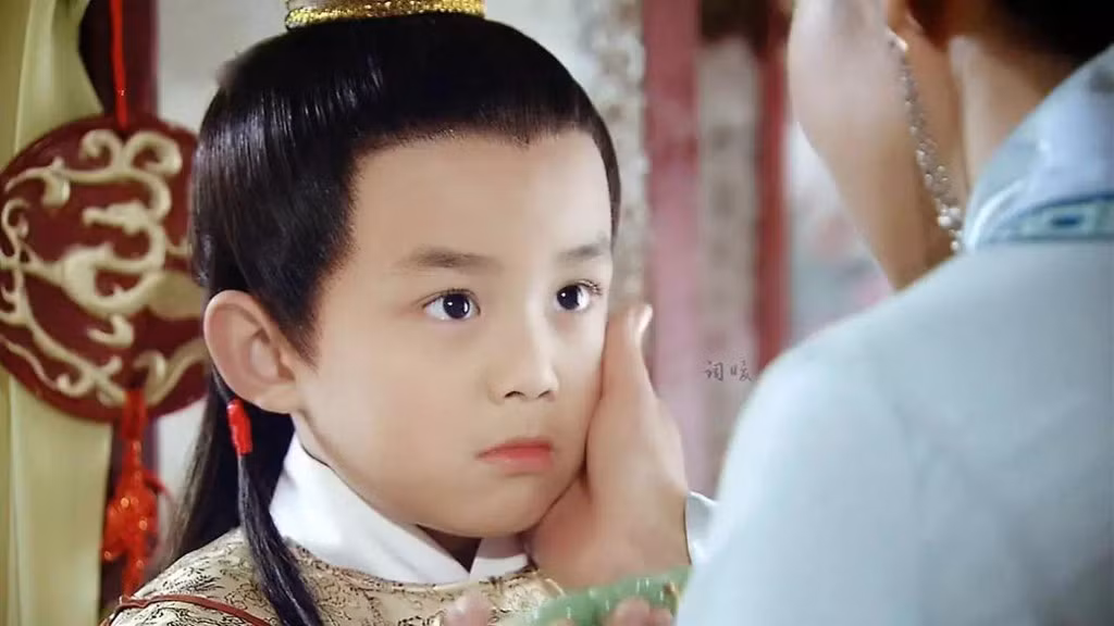 Ngô Lỗi: Nam diễn viên sinh ngày 26/12/1999 tại Thượng Hải (Trung Quốc) và là diễn viên nhí đình đám của làng giải trí Hoa ngữ. Ngô Lỗi được mời đóng quảng cáo từ năm lên 3 và chính thức tham gia đóng phim một năm sau đó. Khán giả yêu mến Ngô Lỗi qua nhân vật Tiểu Na Tra trong Bảng phong thần và vai diễn Dương Lục Lang (lúc nhỏ) của Thiếu niên Dương gia tướng. Một số tác phẩm khác mà anh từng góp mặt có thể kể đến Trường hận ca, Tình thâm, Ma kiếm sinh tử kỳ, Tân Bao Thanh Thiên, Đoàn viên, Hậu cung...