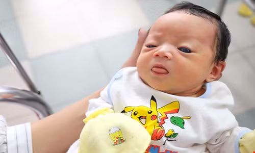 Mắc bệnh giống “thiên thần mắt xanh” có chữa được không? Mac benh giong “thien than mat xanh” co chua duoc khong?