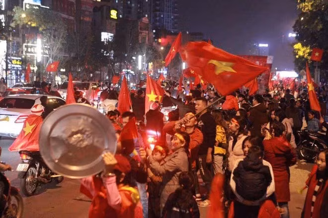 Bữa cơm sau ngày "đi bão" của nhiều gia đình đó là với chiếc mâm méo mó, xấu xí.