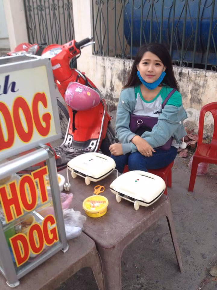 Nhưng được biết, hiện tại cô nàng đã chuyển nghề không còn bán xúc xích nữa. Điều này khiến cư dân mạng không khỏi tiếc nuối.
