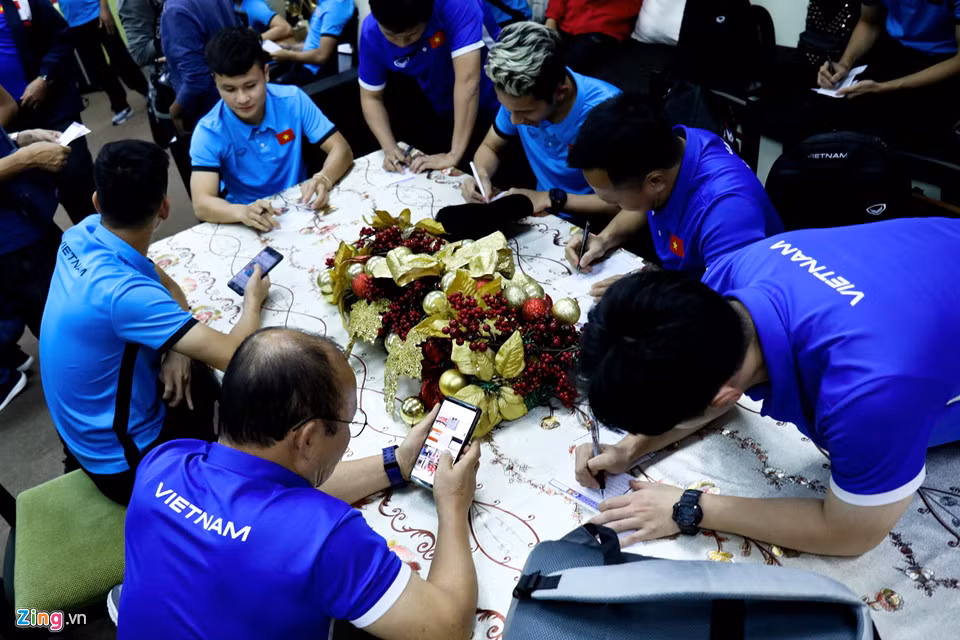 Trong thời gian chờ nhập cảnh, HLV Park Hang-seo đều chọn cho mình những hoạt động riêng.