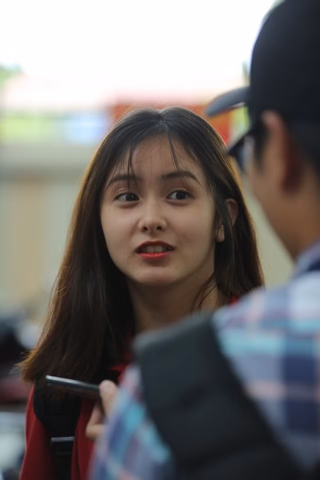Thậm chí, nhiều người còn lao vào truy tìm thông tin của các nữ sĩ tử được đăng ảnh cho dù mọi thứ chỉ dừng lại ở con số 0.