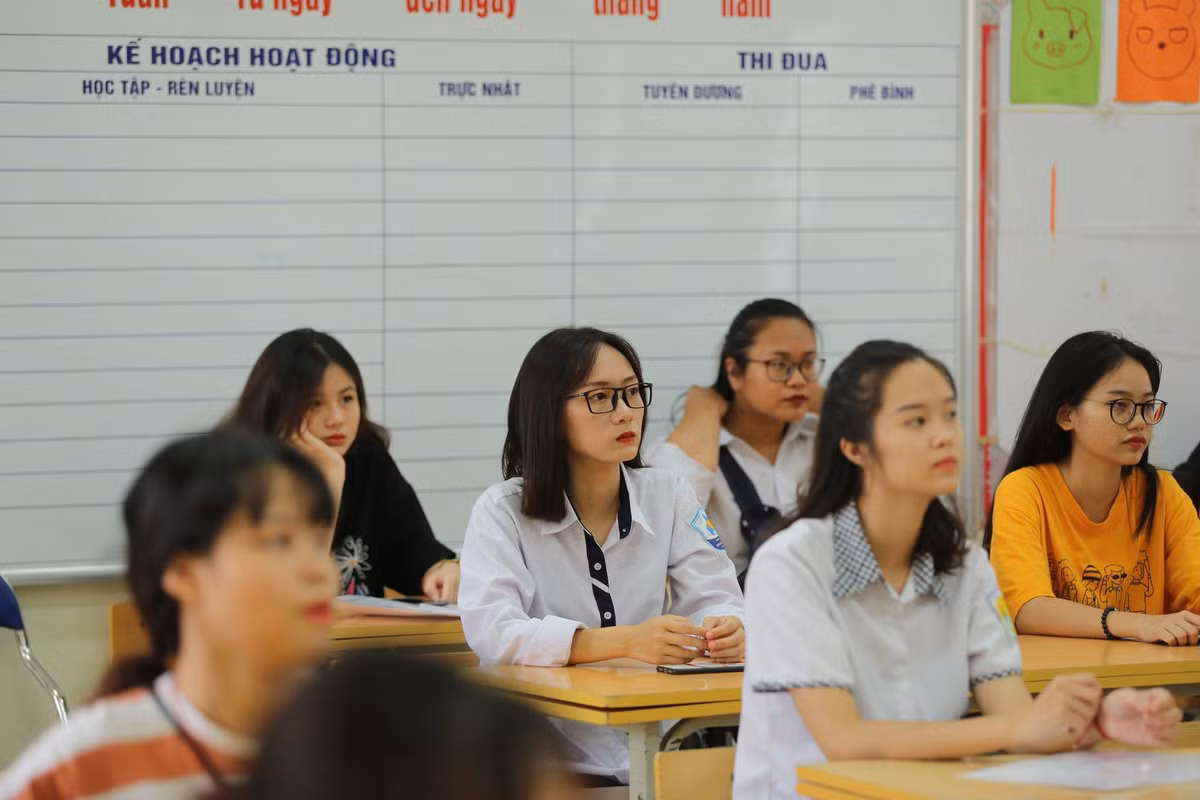 Ngày mai (25/6), thí sinh sẽ bước vào ngày thi đầu tiên. Các bạn sẽ thi 5 bài, gồm: Toán, Văn, Ngoại ngữ, hai bài tổ hợp Khoa học tự nhiên, Khoa học xã hội, trong đó trừ Văn thi tự luận, các môn còn lại đều thi trắc nghiệm.