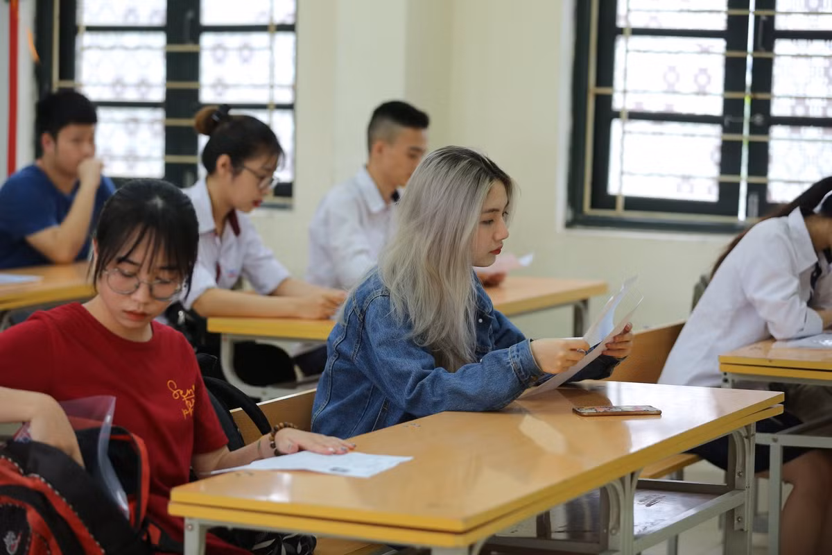 Tại Hà Nội, không khí mát mẻ sau cơn mưa đêm qua và sáng nay giúp các thí sinh đến làm thủ tục trong tâm thế khá thoải mái, vui vẻ.