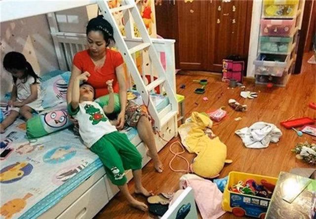 MC Ốc Thanh Vân cũng bất lực trước việc vứt đồ chơi bừa bãi của các con. Tuy nhiên, hầu hết mọi người đều thông cảm cho bà mẹ bỉm sữa bởi nhà có nhiều trẻ con đang đúng tuổi nghịch ngợm.