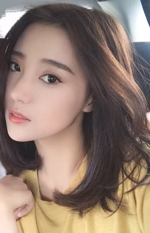 Chẳng cần một thân hình bốc lửa, với những đường cong quyến rũ, cô gái Trung Quốc với vẻ đẹp nhẹ nhàng tự nhiên, mong manh và dịu dàng vẫn khiến cộng đồng mạng nhiều nước châu Á "phát cuồng" trong thời gian gần đây. Ảnh trong bài: Weibo nhân vật.