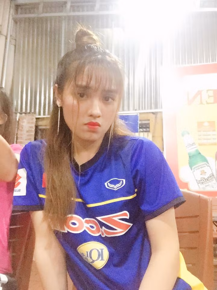 Việc bất ngờ xuất hiện trên những fanpage bóng đá có tiếng của người Việt, nữ cầu thủ 9X Kim Huế có lượng người theo dõi tăng lên chóng mặt.