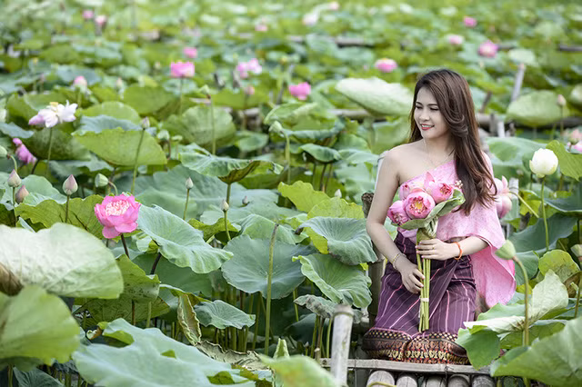 Duangpasong Anisone là nữ sinh Lào từng được dân mạng biết tới qua những góc ảnh hoa loa kèn cực đẹp vào tháng 4 năm ngoái. Sau một thời gian im ắng, cô nàng du học sinh này đã trở lại với những bức hình cực đẹp trong bộ ảnh bên ao sen. Ảnh trong bài: Lê Xuân Bách.