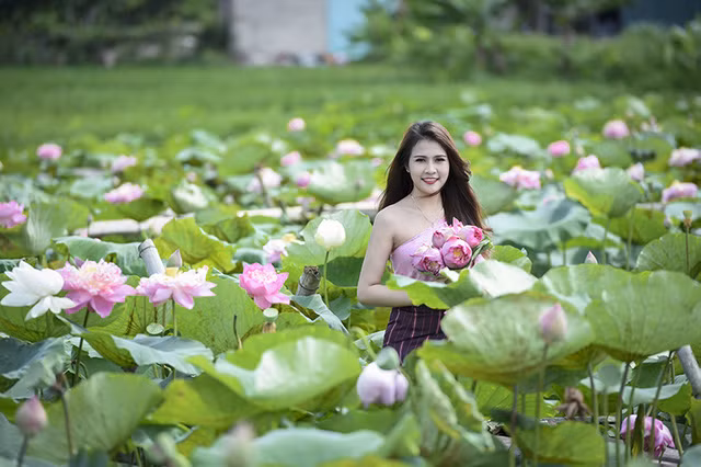 Trong bộ ảnh bên ao sen của mình, để kết hợp giữa văn hóa quê hương với nét đẹp bản xứ, cô nàng sinh viên Lào - Duangpasong Anisone đã chọn trang phục truyền thống của Lào là chiếc "Sinh" để tạo điểm nhấn cho bộ ảnh của mình.