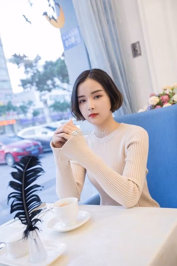 Đóa Nhi từng nổi tiếng trong cộng đồng mạng sau khi clip về cô liên tục bị chàng trai "làm phiền"' trong giờ làm việc bằng những câu tán tỉnh ngọt ngào.