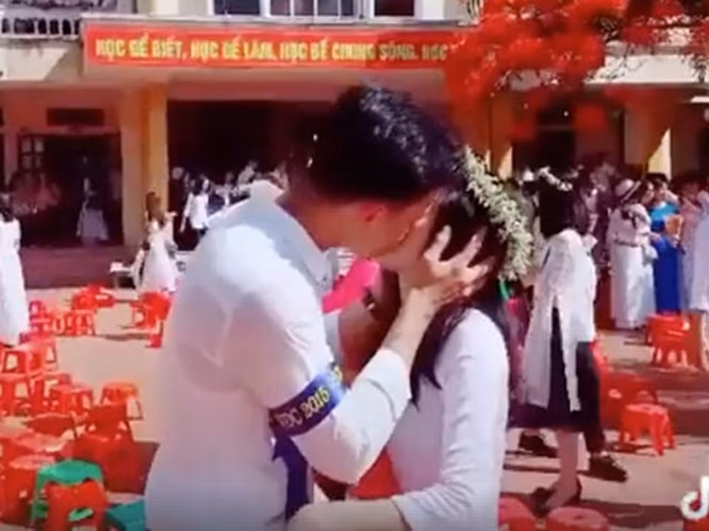 Chia sẻ với PV Kiến Thức, bạn trẻ M.H (lớp 12 trường Phan Huy Chú - Hà Nội) cho biết: "Ngắm nhìn các bạn ký lưu bút, ôm nhau, nói, cười với nhau trong khoảnh khắc chia tay, đầy cảm thấy xúc động, nghẹn ngào. Nhưng theo mình, việc các bạn hôn nhau quá thoải mái giữa sân trường, trong bộ đồng phục học sinh lại làm cái sự trong sáng, đáng yêu vốn có ở các bạn bị ảnh hưởng".