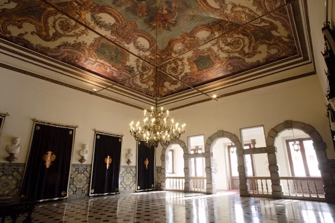  Phủ Belém, Lisboa, Bồ Đào Nha: Tòa nhà có hình chữ L, nằm trên một ngọn đồi thoai thoải nhìn ra Praça Afonso de Albuquerque, được sơn màu hồng lãng mạn.