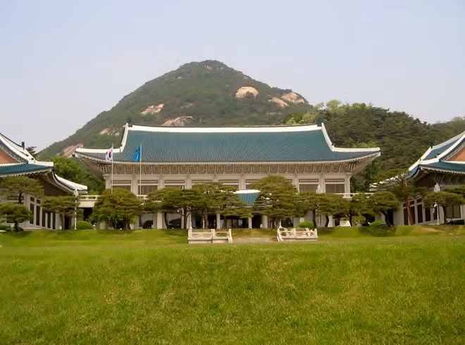 Cheong Wa Dae, Seoul, Hàn Quốc: Cheong Wa Dae (Nhà Xanh) là tổ hợp những tòa nhà có hình dáng và phong cách độc đáo, đặc biệt là mái lợp bằng 150.000 viên ngói màu xanh.