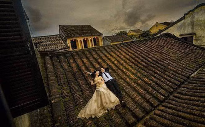 Đầu năm 2019, nhiều người dùng mạng xã hội lên tiếng "ném đá" dữ dỗi khi hình ảnh các cặp đôi nằm chụp ảnh cưới trên mái nhà cổ Hội An.
