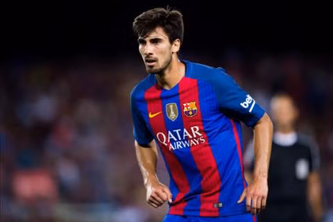 Tottenham bị Barca "lật kèo" phút chót: Theo thông tin chuyển nhượng cầu thủ từ tờ Goal, thất bại trong thương vụ Coutinho tạo hiệu ứng domino ở Camp Nou, khiến Barcelona không thể chia tay Andre Gomes trong mùa hè này, bất chấp tiền vệ người Bồ Đào Nha đích thị là một bản hợp đồng hớ nặng của họ. Trước đó, cựu ngôi sao Valencia đã có thể gia nhập Tottenham theo dạng cho mượn. Ảnh: Goal