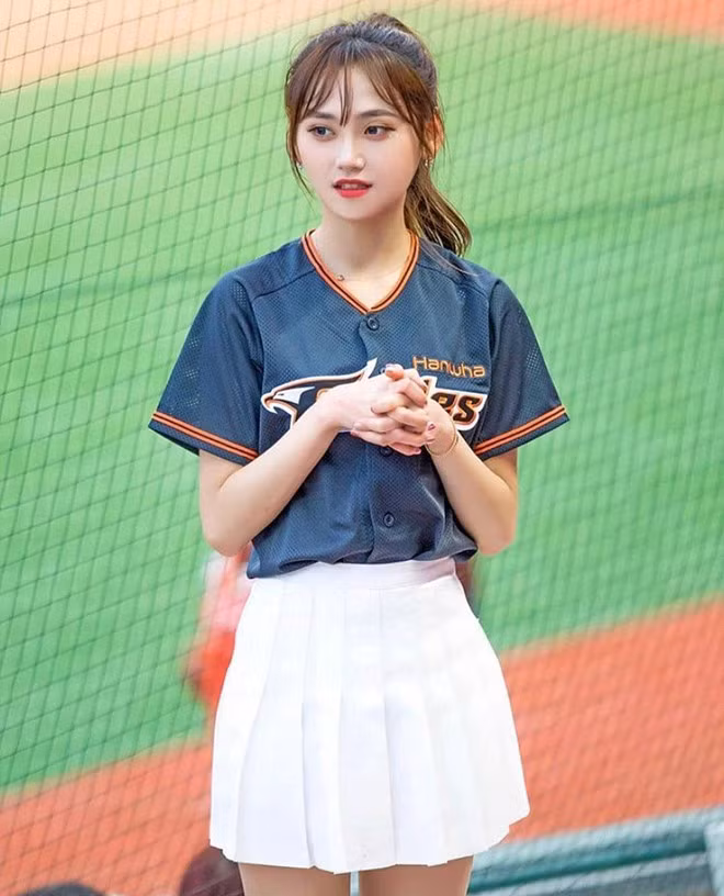 Dù mới bắt đầu công việc hoạt náo viên tại CLB bóng chày Hàn Quốc, Lee Eunji được nhiều cổ động viên chú ý. Vẻ ngoài xinh đẹp của cô được so sánh với nhiều thần tượng Kpop và ulzzang nổi tiếng xứ Hàn.