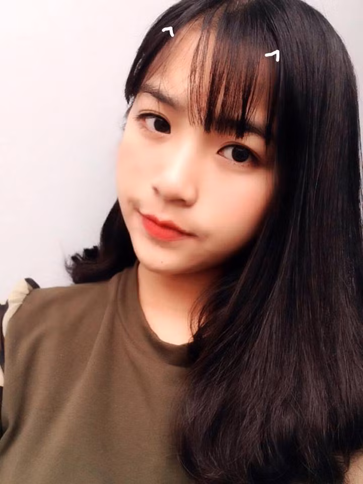 Theo truy tìm của dân mạng, nữ sinh trong clip tên Nguyễn Thị Phương Thanh (SN 2001) nhưng bạn bè gọi là Thanh Hiển. Hiện tại cô bạn này là học sinh lớp 11C3 trường THPT chuyên Phan Bội Châu, Nghệ An.