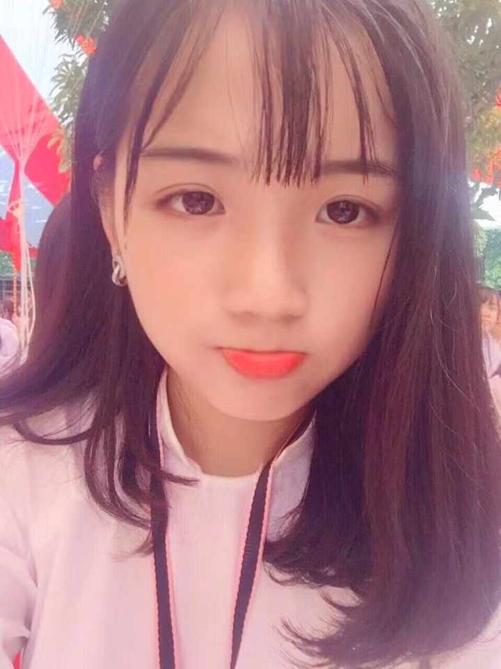 Tuy nhiên, Phương Thanh cũng không ngờ chỉ với một clip quay vui của mình mà được dân mạng chú ý đến thế. Nữ sinh 10X Nghệ An này tỏ rất vui khi được nhiều người biết tới nhưng cũng khá dè dặt vì sợ cuộc sống cá nhân của mình sẽ bị đào bới.
