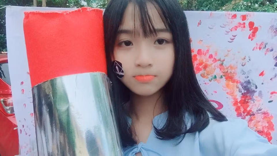 Theo chia sẻ của Phương Thanh, clip được dân mạng nhanh tay chia sẻ trên mạng xã hội được ghi lại khi nữ sinh 10X Nghệ An này đang tranh thủ luyện giọng cho chương trình văn nghệ dịp 20/10 của lớp và chỉ quay cho vui chứ không có bất cứ việc dàn dựng nào từ trước.