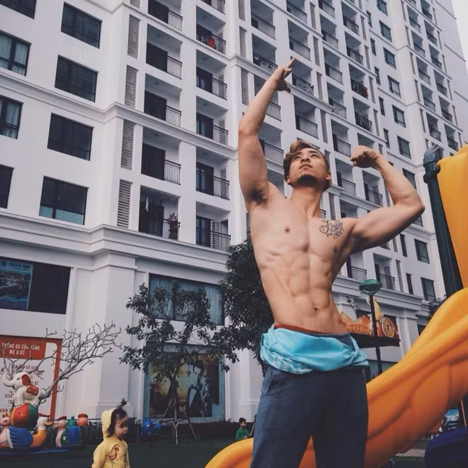 Hot boy mắc bệnh tim làm gì để có thân hình 6 múi? - Hình 2 Hot boy mac benh tim lam gi de co than hinh 6 mui?-Hinh-2