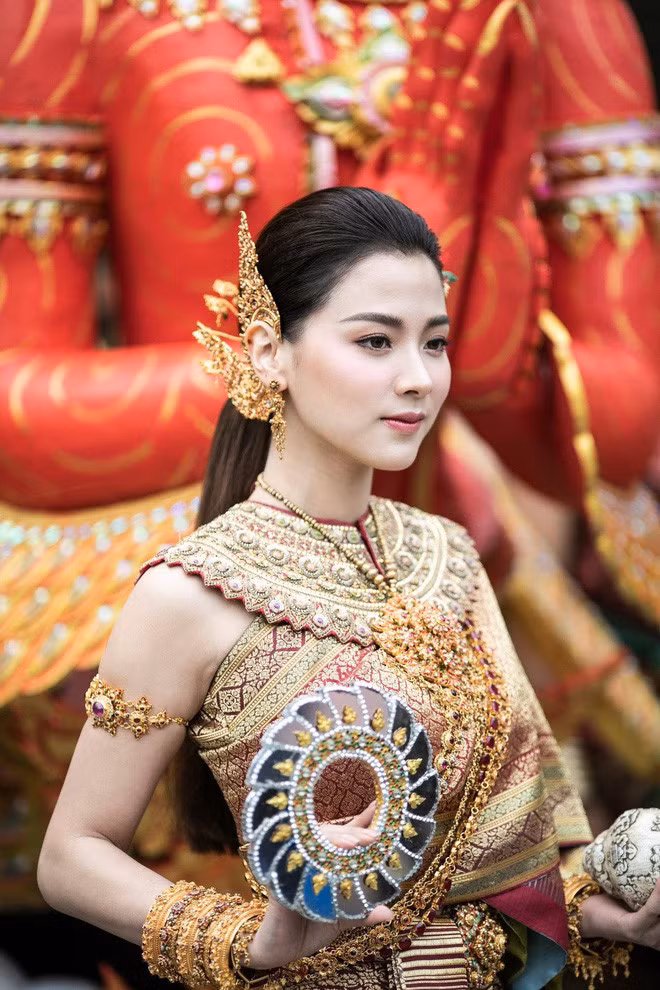 Theo truyền thống trong lễ hội té nước này, một người đẹp sẽ được chọn để hóa thân vào vai con gái thần của bầu trời đi diễu hành để cầu cho năm mới thuận lợi, mùa màng tốt tươi. Năm nay, người được chọn là Baifern Pimchanok.