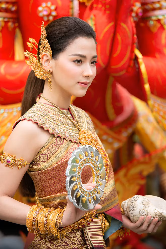 Baifern Pimchanok được giao trọng trách hóa thân thành nữ thần Thungsa xinh đẹp và cô nàng này khiến ai nấy phải khen ngợi.